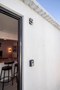 una puerta de un edificio con vistas a una cocina en Lofts Tequisquiapan, en San Luis Potosí