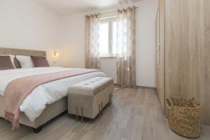 Postel nebo postele na pokoji v ubytování Apartment Mirna with Swimming Pool