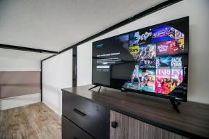 Un televisor de pantalla plana sobre un soporte en una habitación. en Lofts Tequisquiapan, en San Luis Potosí