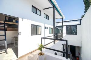 Casa blanca con balcón con maceta en Lofts Tequisquiapan, en San Luis Potosí