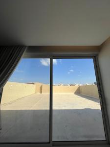 a window in a room with a view of the desert at شقة رووف السلامة بجوار التسوق والمطاعم الحيوية,al salma condo in Jeddah