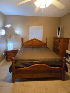 Ένα ή περισσότερα κρεβάτια σε δωμάτιο στο Cozy 1 Bedroom and Bath