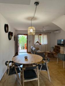 ein Esszimmer und ein Wohnzimmer mit Tisch und Stühlen in der Unterkunft Casa frente al mar con Vistas in Oliva