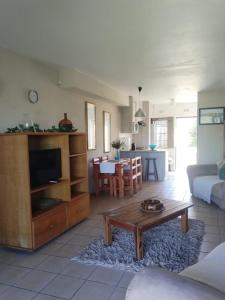 een woonkamer met een bank en een tafel bij Harmony On Kowie in Port Alfred +14 foto's