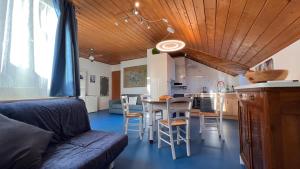 a living room and kitchen with a couch and a table at NEW Suite mar e monti in Appiano sulla Strada del Vino