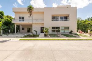 アクマルにあるDepartamento 3, Tulum Country Home, con Muelle de Pesca, Club de Playa, Alberca, Cenote y Campo de Golf, Contrata Day Pass Bahia Principeの家の前の空き道