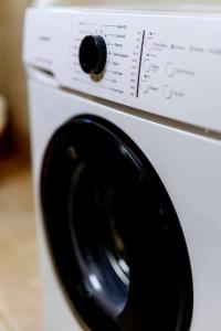 - un lave-linge blanc fermé dans l'établissement Siena Cottage, à Nea Makri