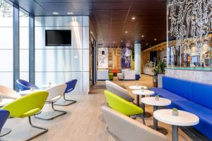 The lounge or bar area at Ibis Budget Bamberg