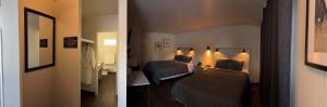 a room with a bedroom with a bed and a room with a bed sqor at New Country Motel in Swan River