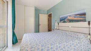 ein Schlafzimmer mit einem großen Bett in einem Zimmer in der Unterkunft ALIZES BLEUS DE THAU 5 étoiles in Balaruc-les-Bains