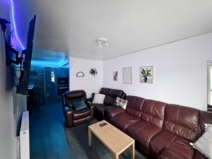 O zonă de relaxare la Family Holiday Home with Hot Tub & Sauna Sleeps 8
