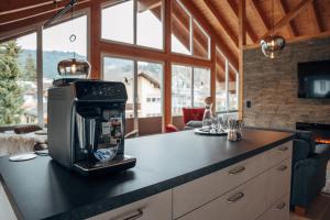 eine Kaffeemaschine, die auf einer Küchentheke steht in der Unterkunft Studio Bergblick in Sonthofen
