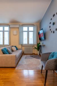 un salon avec un canapé et une télévision dans l'établissement Il cuore di Torino- 6 ospiti, à Turin