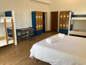 Postel nebo postele na pokoji v ubytování FreeSurfCamp & Hostel