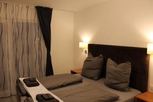 Postel nebo postele na pokoji v ubytování Burghotel - Das Original