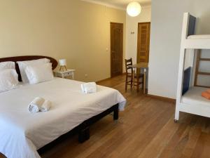 Postel nebo postele na pokoji v ubytování FreeSurfCamp & Hostel