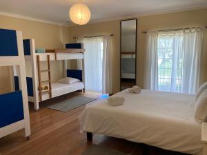 Postel nebo postele na pokoji v ubytování FreeSurfCamp & Hostel