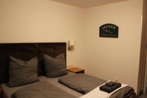 Postel nebo postele na pokoji v ubytování Burghotel - Das Original