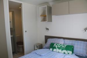 Mobile Homes by KelAir at Camping Sylvamar客房内的一张或多张床位
