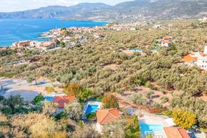 een luchtfoto van het dorp en de zee bij Villa Palataki I in Leptíni