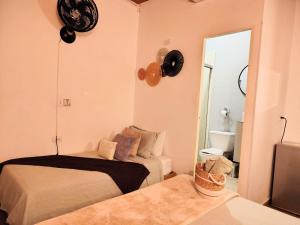 Un pat sau paturi într-o cameră la Hotel Boutique Stay La 10