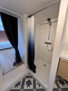 Et badeværelse på Petit nid en bord de mer