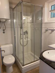 łazienka z prysznicem, toaletą i umywalką w obiekcie Apartment Tasha w mieście Ist