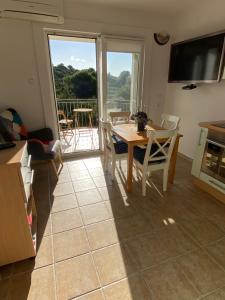 Telewizja i/lub zestaw kina domowego w obiekcie Apartment Tasha