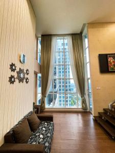 Apt Roseville Soho BSD 1 BR Mezzanine with Netflix & Pool by Damaresa的休息区