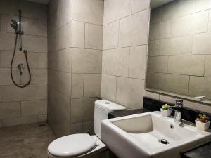 Apt Roseville Soho BSD 1 BR Mezzanine with Netflix & Pool by Damaresa的一间浴室