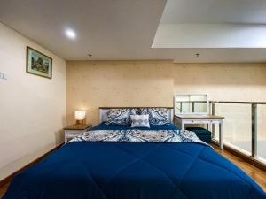 Apt Roseville Soho BSD 1 BR Mezzanine with Netflix & Pool by Damaresa客房内的一张或多张床位