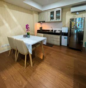 Apt Roseville Soho BSD 1 BR Mezzanine with Netflix & Pool by Damaresa的厨房或小厨房