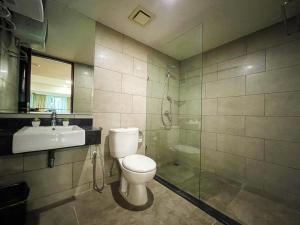 DadapApt Roseville Soho BSD 1 BR Mezzanine with Netflix & Pool by Damaresa的配有马桶、水槽和淋浴的浴室