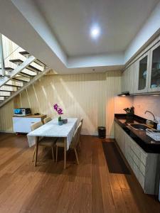 Apt Roseville Soho BSD 1 BR Mezzanine with Netflix & Pool by Damaresa的厨房或小厨房