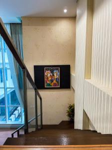 Apt Roseville Soho BSD 1 BR Mezzanine with Netflix & Pool by Damaresa的电视和/或娱乐中心