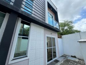 ein Gebäude mit großen Fenstern an der Seite in der Unterkunft Duplex mobiliado no cumbuco in Caucaia