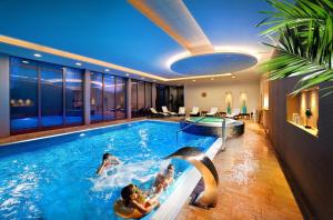 una piscina in un hotel con persone di Hotel Park a Dolný Kubín