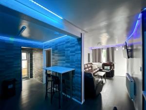 - un salon avec un plafond bleu dans l'établissement Cozy Hideaway With Hot Tub Sauna Sleeps 7, à Falmer