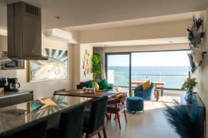 a kitchen and dining room with a view of the ocean at Malecón Love in Mazatlán