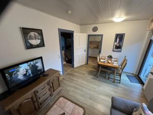 TV a/nebo společenská místnost v ubytování !!!NEU!!! Ferienwohnung an der Harle mit Dachterrasse