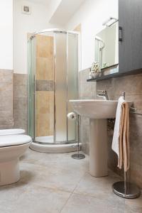 Un baño con ducha, lavabo e inodoro. en Frabosa White Week Elegant APT 4beds 10 min to Ski Station, en Frabosa Sottana