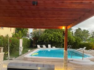 Бассейн в The Monteray Hotel или поблизости