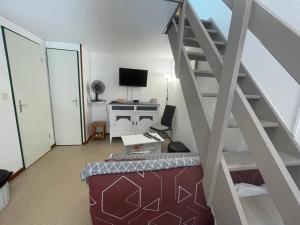 TV a/nebo společenská místnost v ubytování Maison 2 pièces mezzanine 6 couchages AR510-048