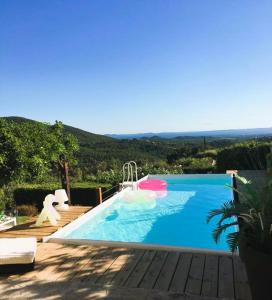 a large swimming pool with aitatingfficientfficientfficientfficientfficientfficient at Villa Cosy pour 6 personnes avec piscine privée et vue panoramique sur les îles et les collines à La Londe les Maures in La Londe-les-Maures