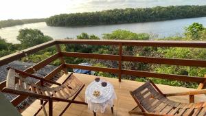 una mesa y sillas en una terraza con vistas al río en Chalé do Rio, en Barreirinhas 17 fotos más