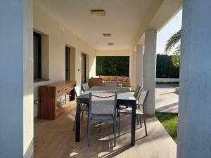 a dining room with a table and chairs at Villa Nicole in Les tres Cales