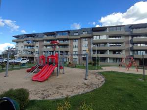 Ο χώρος παιχνιδιού για παιδιά στο Departamento Central 2 habitaciones, 1 cuadra de la Playa
