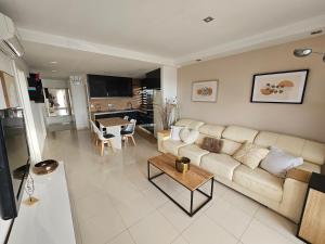 a living room with a couch and a table at Exclusivo apartamento en la mejor zona de Tarragona in Tarragona