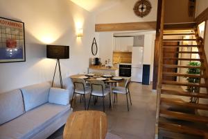 Una sala de estar con un sofá, una mesa y sillas. en Perla di Mare - T3 avec piscine et accès plage, en Viagenti 36 fotos más
