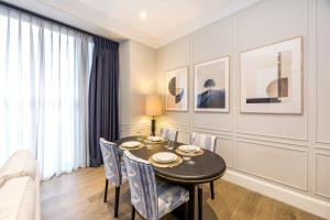 Un comedor con mesa y sillas en Buckingham & Lloyds Knightsbridge, en Londres